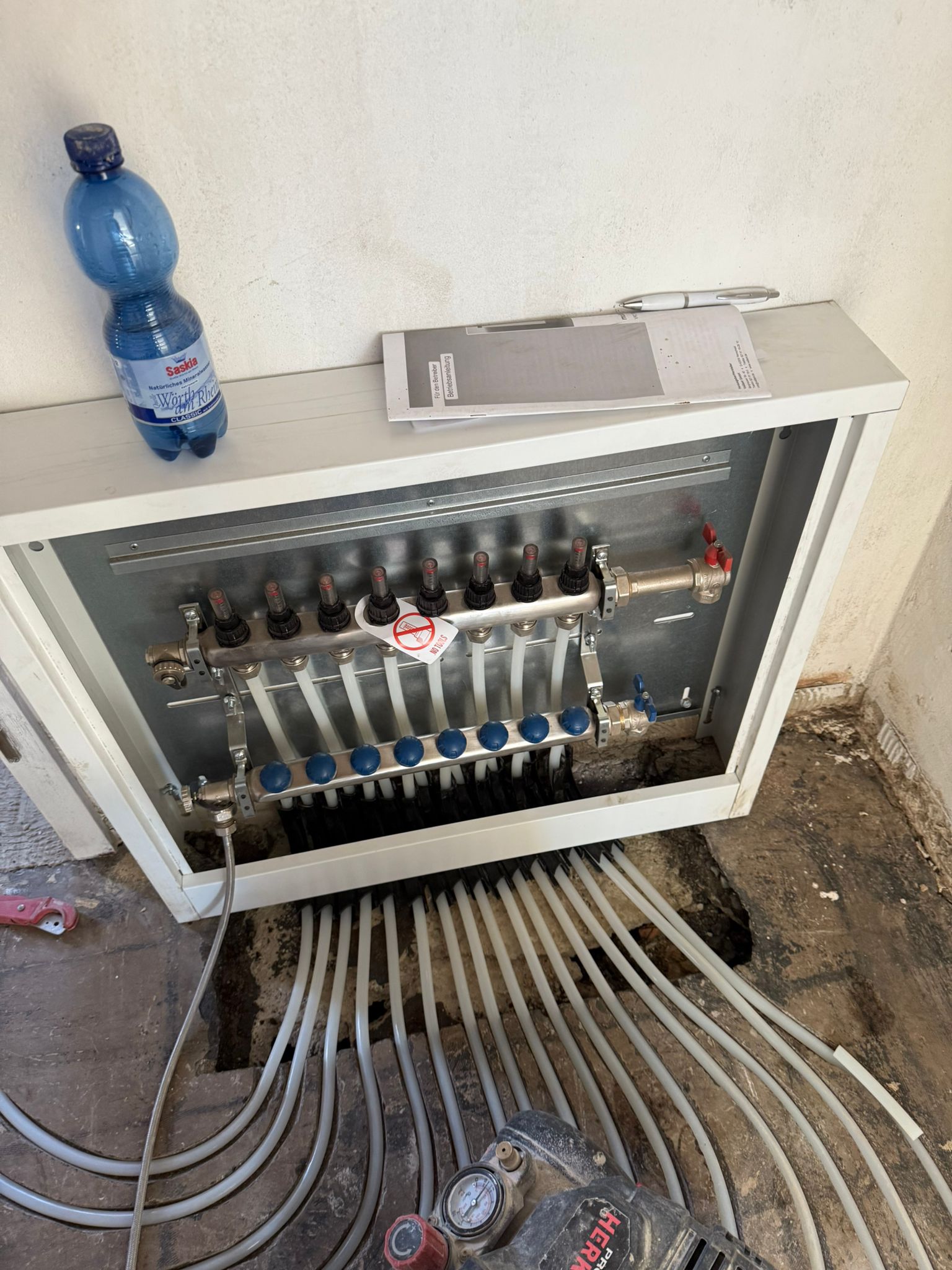 Anschluss der Fußbodenheizung an den Heizkreisverteiler — betriebsbereit