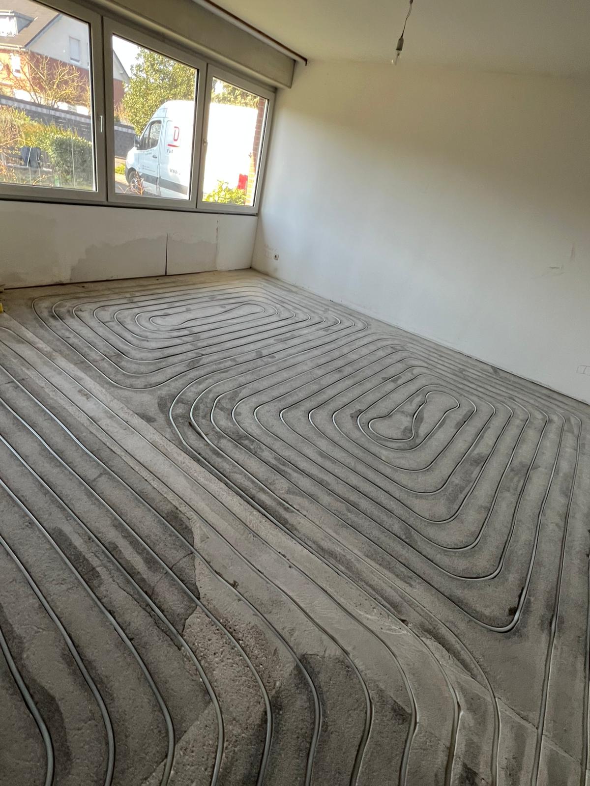 Fachgerechte Verlegung von Heizungsrohren in den gefrästen Estrichkanälen