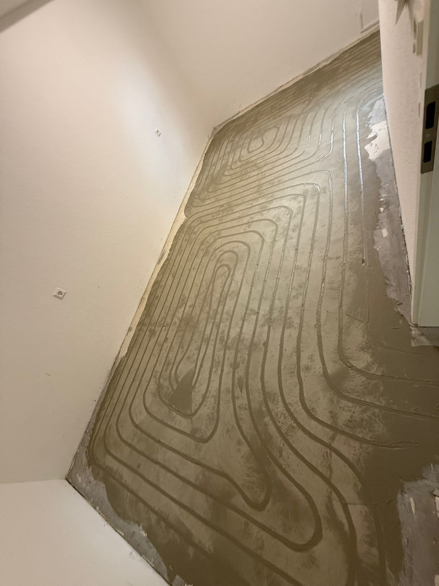 Fertig verspachtelte Fläche nach dem Anschließen — nach 24 h begehbar