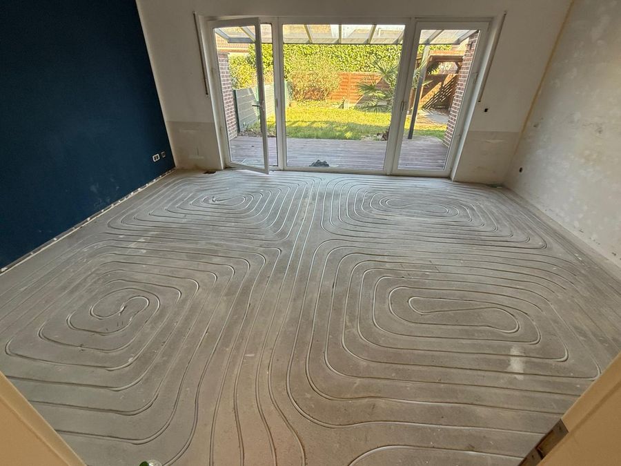 Nachträglich eingefräste Fußbodenheizung in einem Wohnzimmer