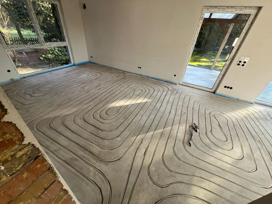 Gleichmäßig verlegte Heizrohre in einem hellen Wohnraum