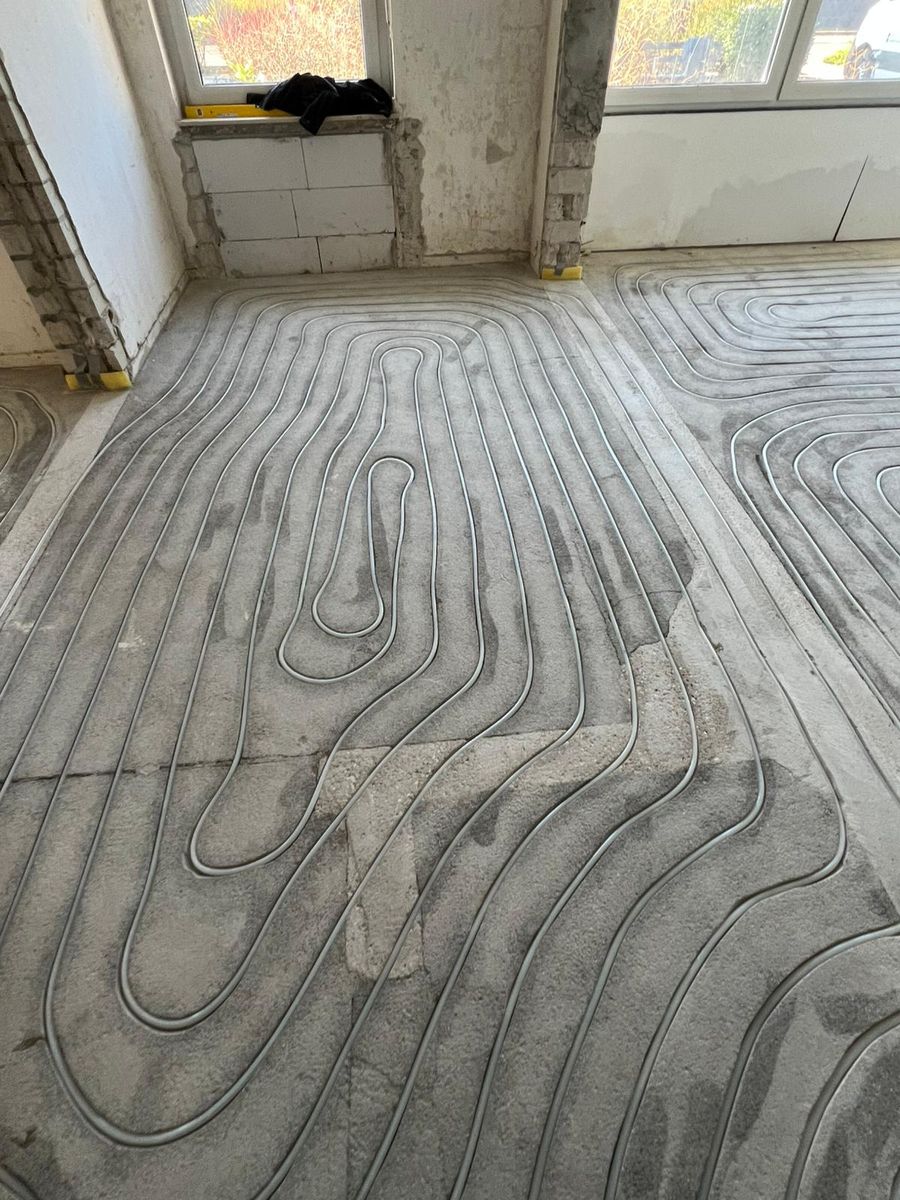 Rohrverlegung für Fußbodenheizung im Estrich