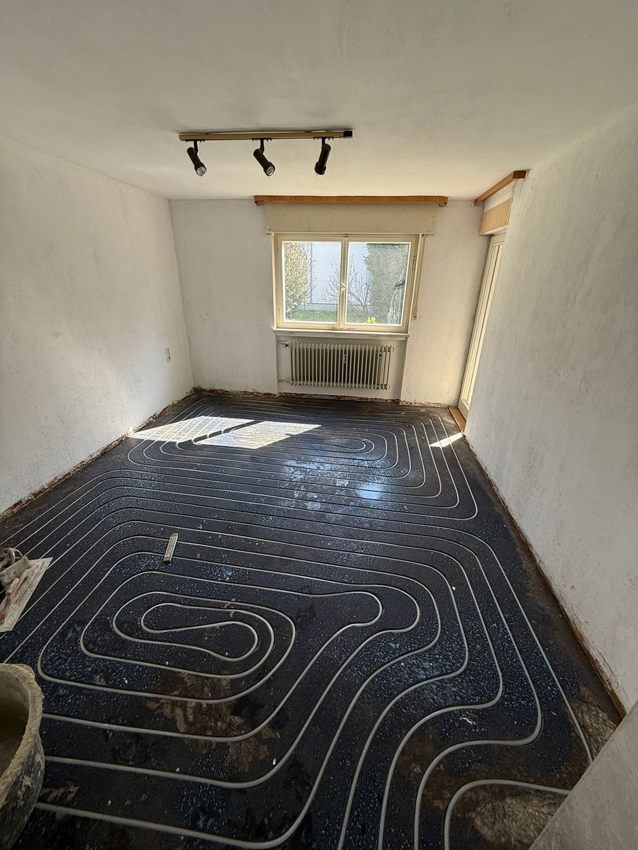 Eingefräste Heizkanäle im Estrich