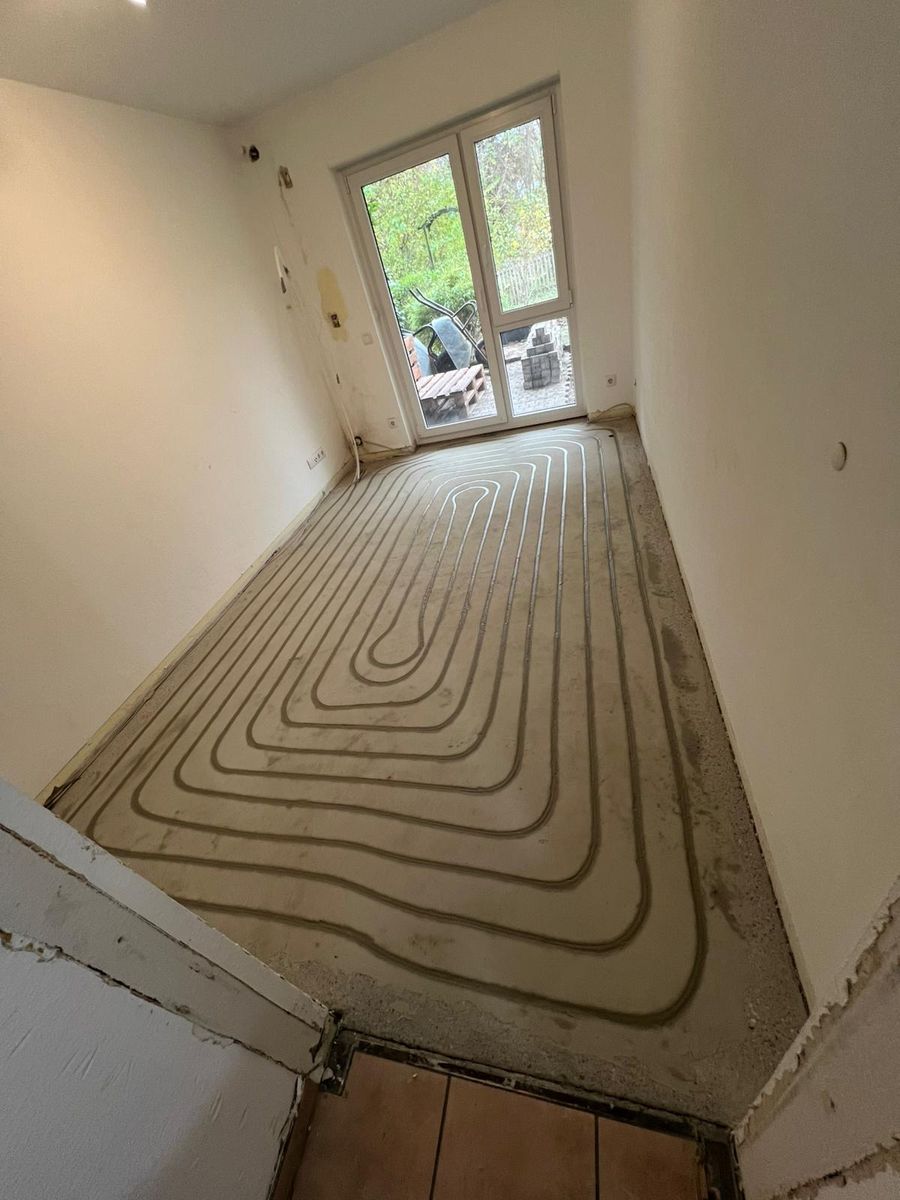 Sauber verlegte Heizungsrohre nach dem Fräsen