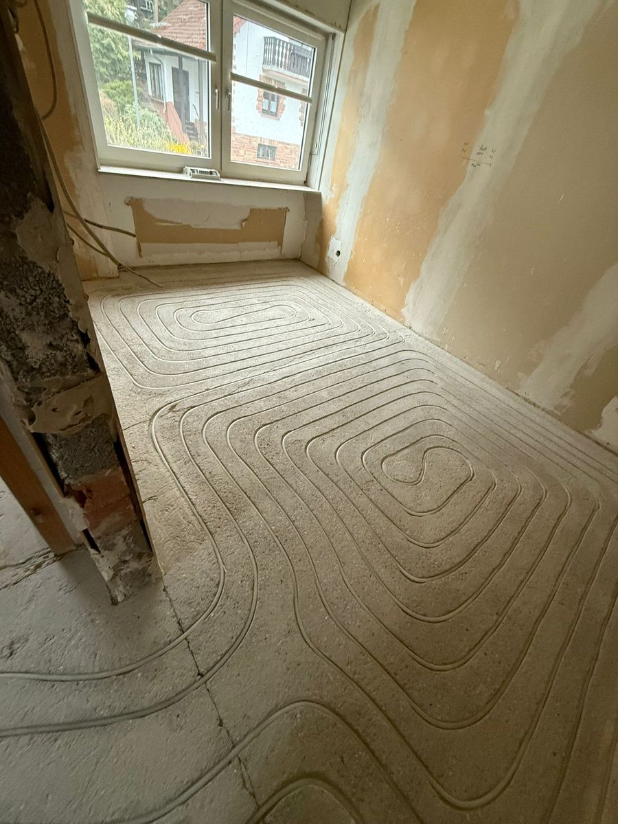 Eingefräste Fußbodenheizung vor dem Verspachteln